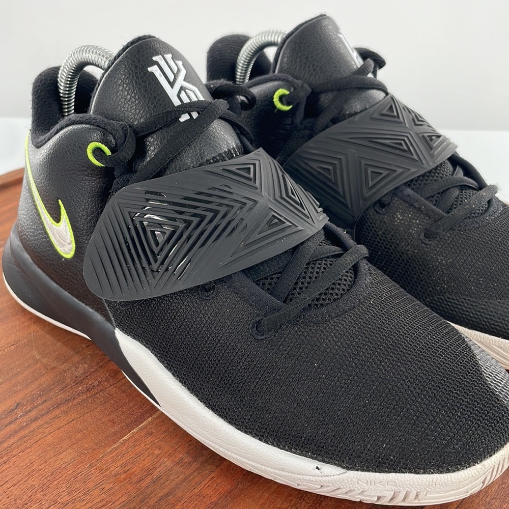 Nike Kyrie Flytrap III Bq5620-001 Youth Size 7 Black Lace up Basketball Shoes